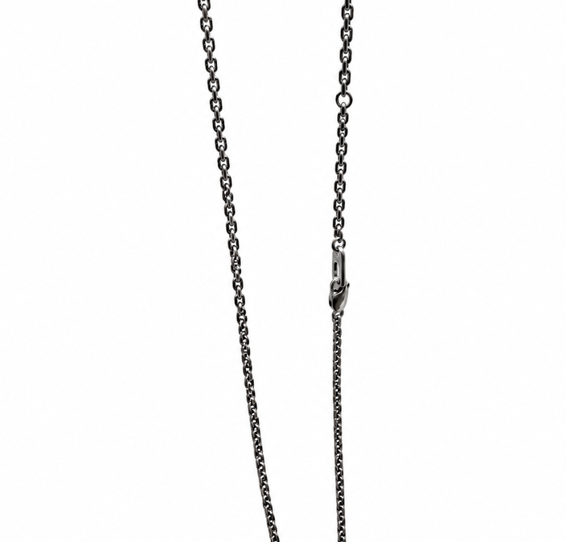 Close-up of the oxidized Silver 925 chain links and clasp