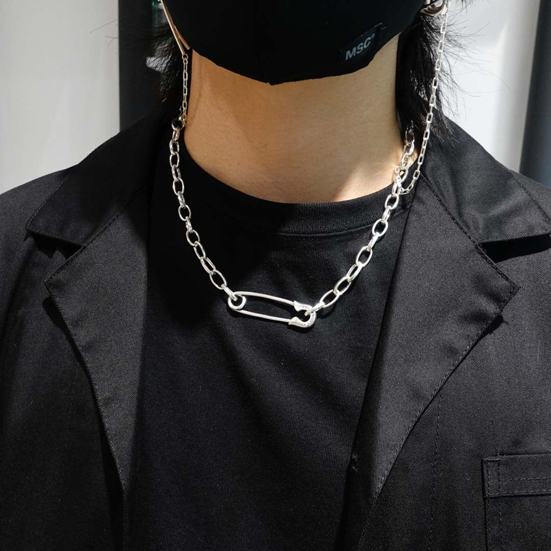 OFF THE WALL NEVER HURT YOU SAFETY PIN CHAIN NECKLACE