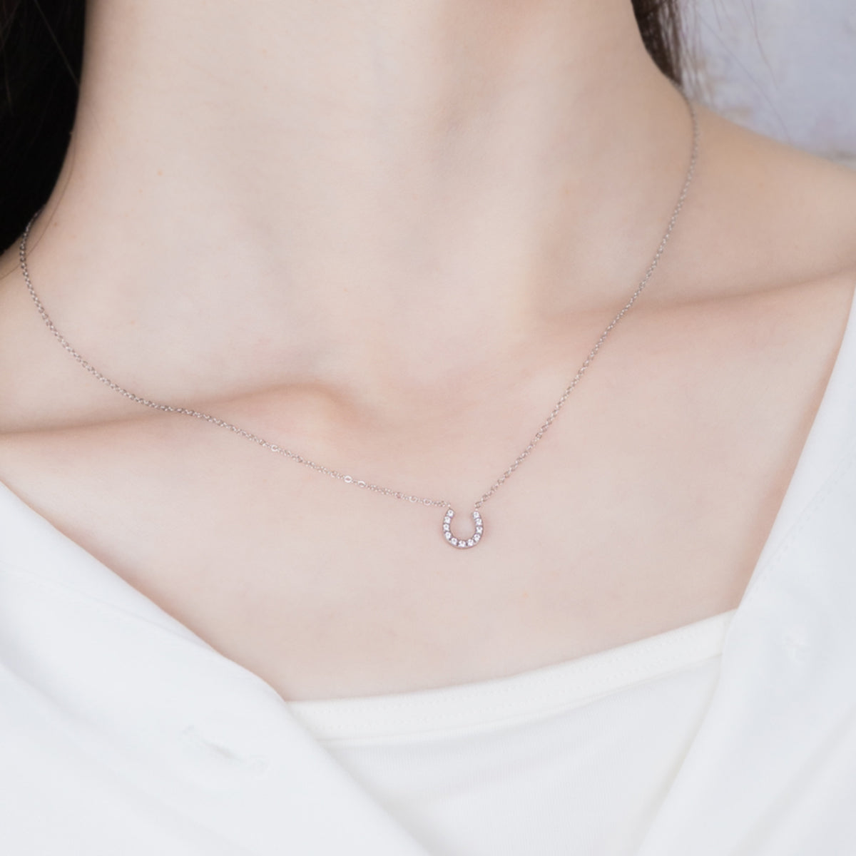 Horseshoe necklace