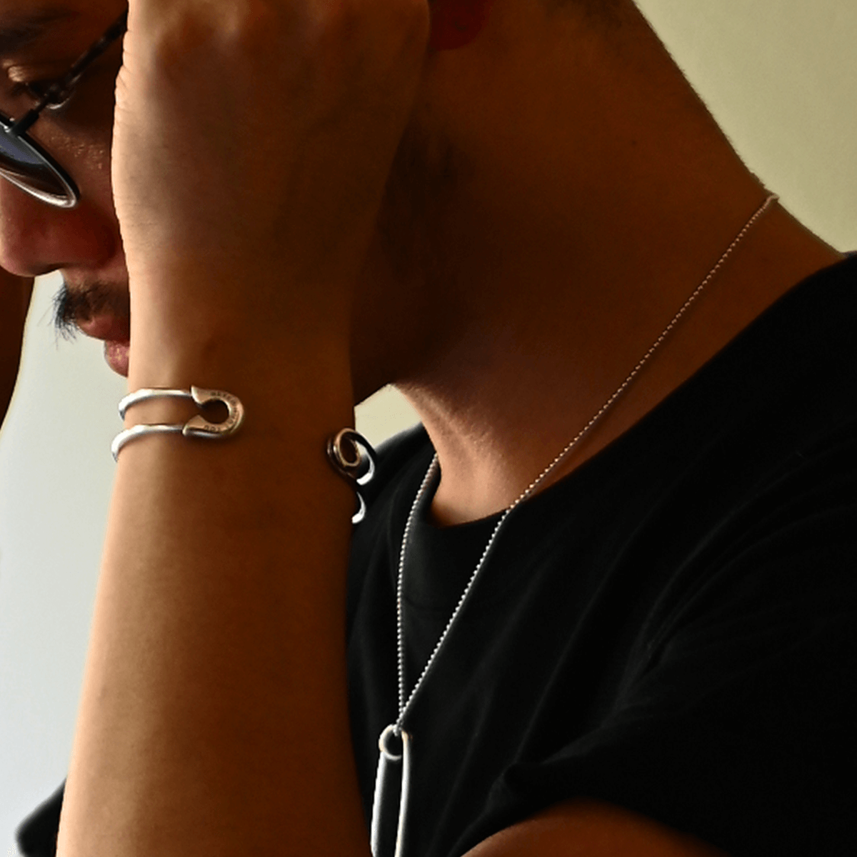 OFF THE WALL NEVER HURT YOU SAFETY PIN BANGLE