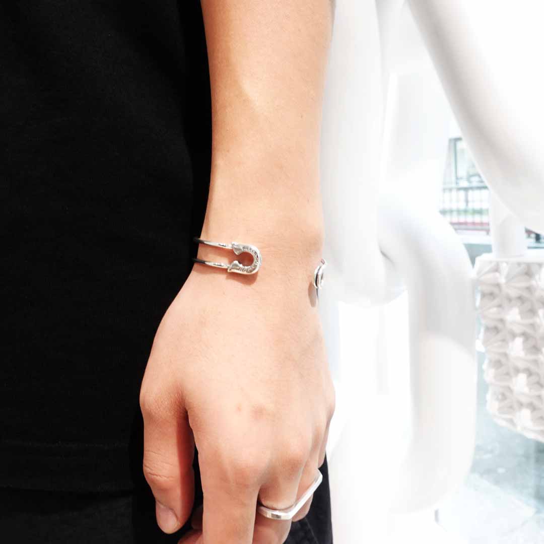 OFF THE WALL NEVER HURT YOU SAFETY PIN BANGLE