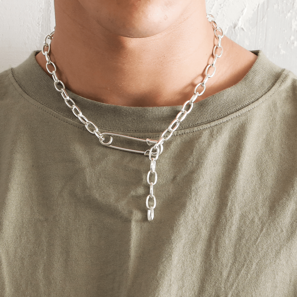 OFF THE WALL NEVER HURT YOU SAFETY PIN CHAIN NECKLACE