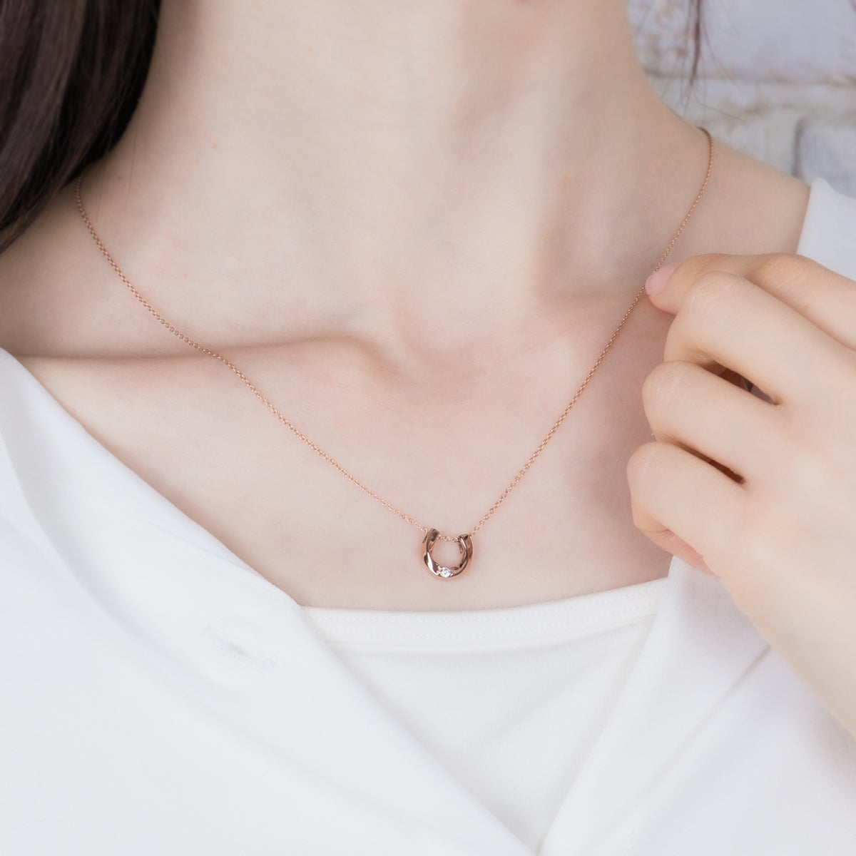 Horseshoe necklace