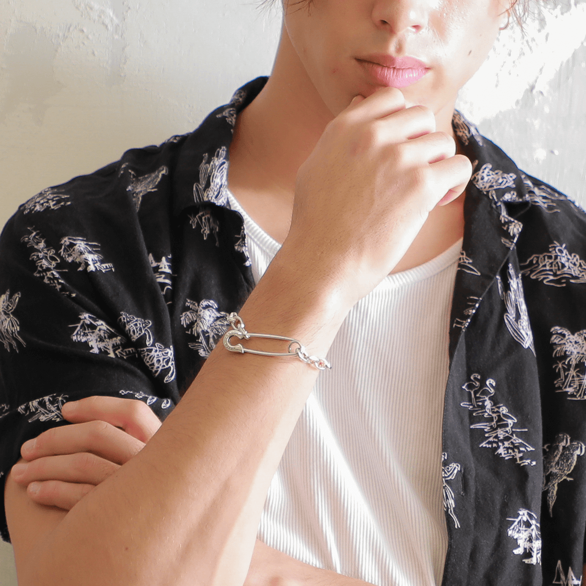 OFF THE WALL NEVER HURT YOU SAFETY PIN BRACELET