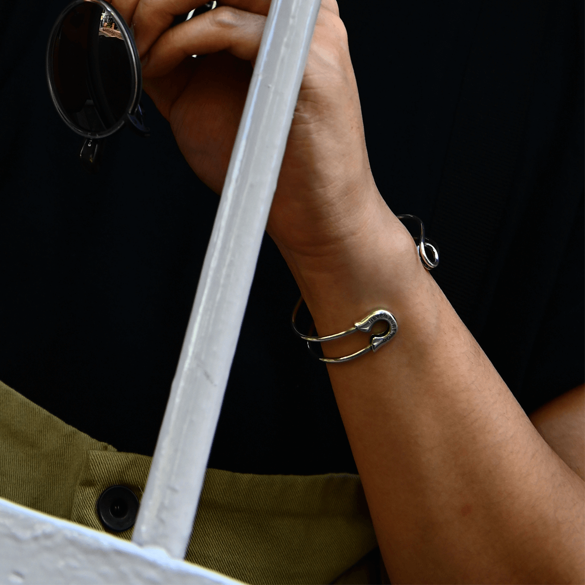 OFF THE WALL NEVER HURT YOU SAFETY PIN BANGLE