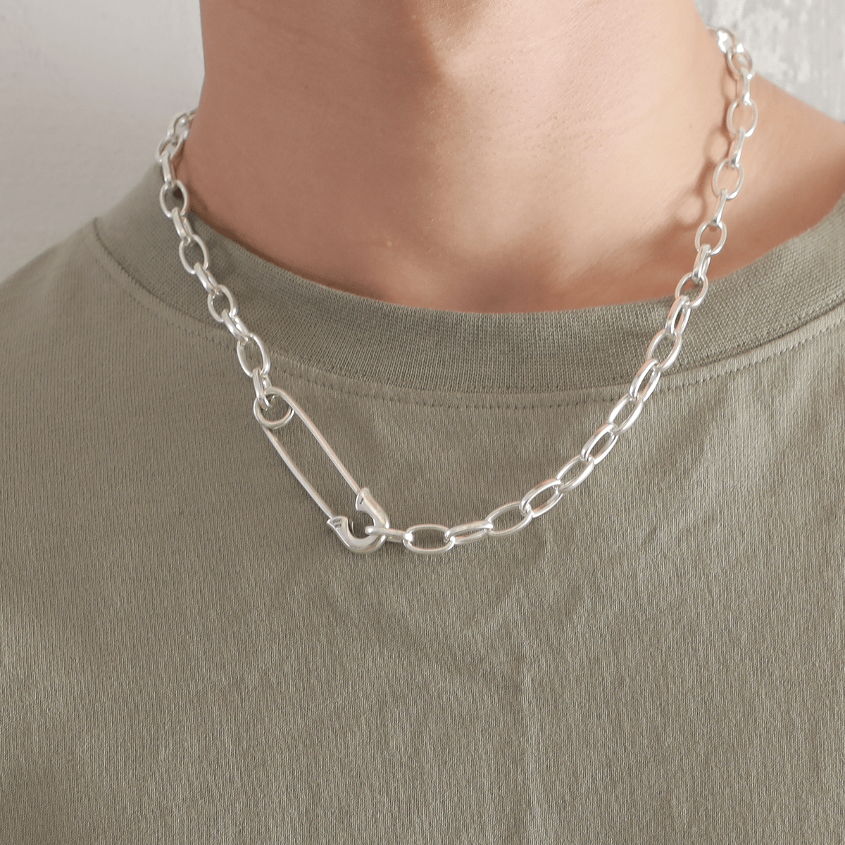 OFF THE WALL NEVER HURT YOU SAFETY PIN CHAIN NECKLACE