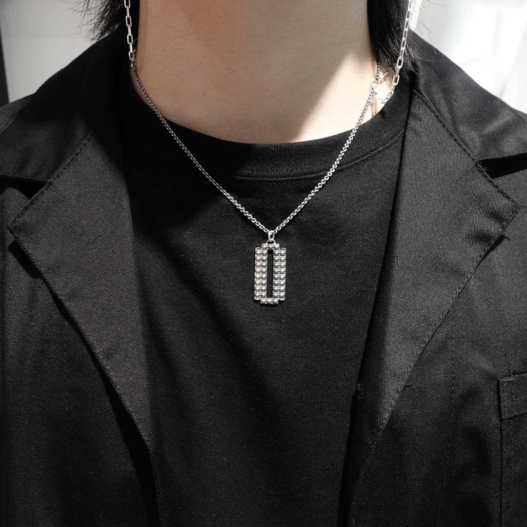 תליון רייזר עם ניטים משולשים